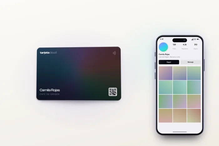 Una tarjeta NFC negra con el QR impreso, junto a un celular con un perfil de Instagram abierto