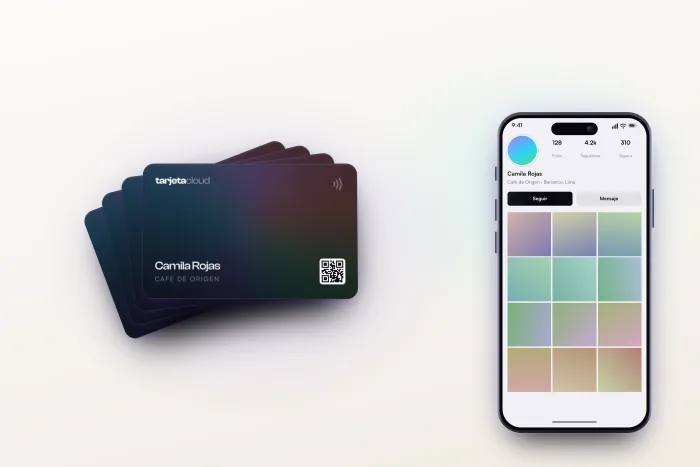 Cuatro tarjetas NFC en abanico, junto a un celular con un perfil de Instagram abierto