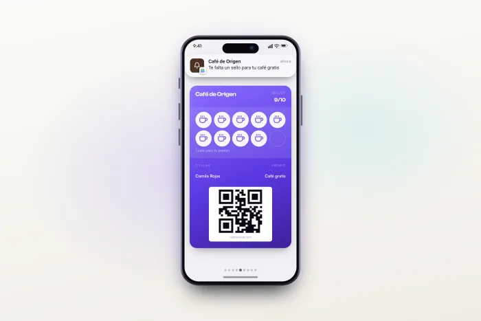 Un celular con la tarjeta de sellos del negocio abierta en la billetera, con un aviso encima