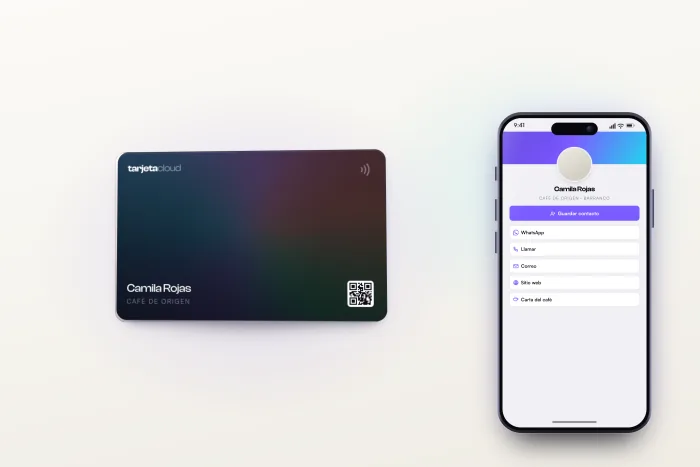 Una tarjeta NFC negra con el QR impreso, junto a un celular con el perfil digital abierto