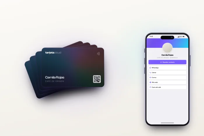 Cuatro tarjetas NFC en abanico, junto a un celular con el perfil digital abierto