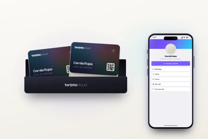 Una caja de tarjetas NFC llena, junto a un celular con el perfil digital abierto