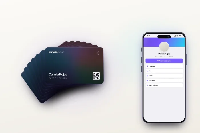 Un abanico de tarjetas NFC más grueso, junto a un celular con el perfil digital abierto