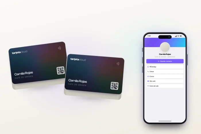 Dos montones de tarjetas NFC, junto a un celular con el perfil digital abierto